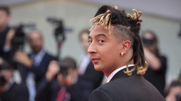 Una ragazza si è introdotta a casa di Ghali, lancio di oggetti e insulti contro il rapper