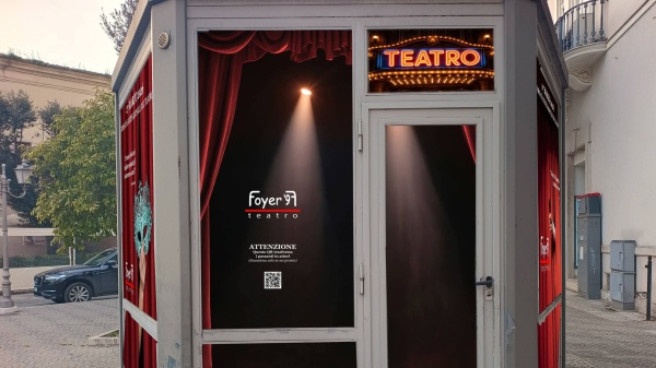 Una vecchia edicola diventa un teatro: sei posti disponibili e spettacoli ogni 15 minuti. Ecco dove...