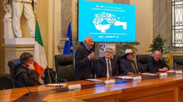 "Vai Italia", Mogol e Al Bano firmano l'inno che accompagna la candidatura della cucina italiana a Patrimonio dell'Umanità