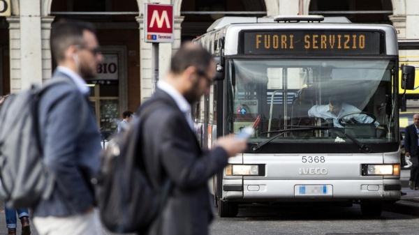 Venerdì di passione per i pendolari. Possibili disagi per mezzi pubblici e treni