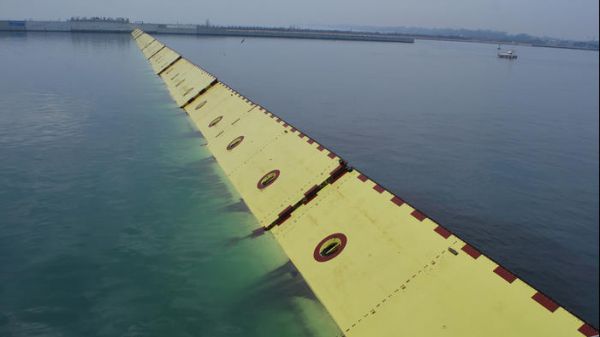 Venezia, Mose, protesta con barche davanti San Marco