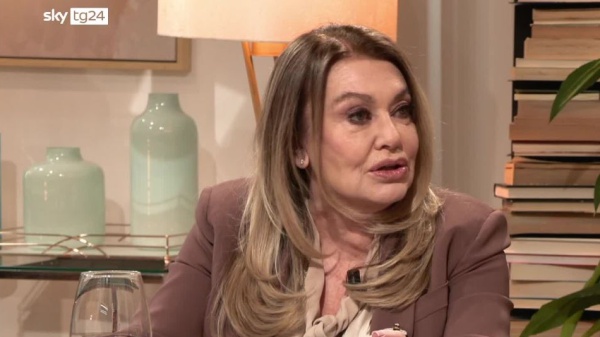 Veronica Lario (ex moglie di Silvio Berlusconi) dopo 15 anni rilascia un'intervista. Ecco la bomba di Maria Latella