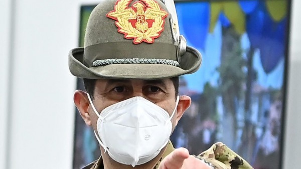 Via libera ai vaccini nei luoghi di vacanza, il commissario Figliuolo: "Opzionate fiale per la terza dose"