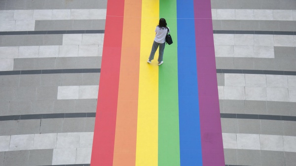 Via libera alla legge per cambiare sesso. In Scozia dai 16 anni, in Spagna già a 14 anni