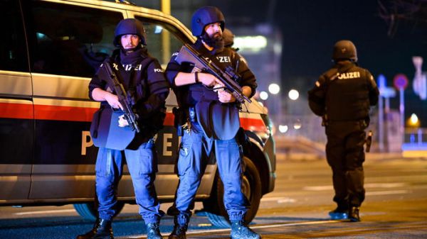 Vienna, spari nel centro città, in sei punti diversi, si parla di sette morti, l'attacco terroristico rivendicato da Jhadisti sul web