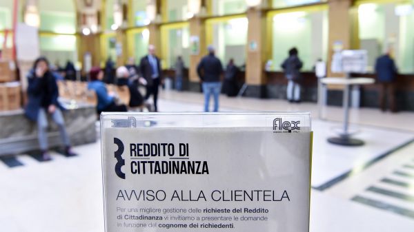 Ville, Ferrari e imprese, scoperti 237 furbetti Reddito cittadinanza