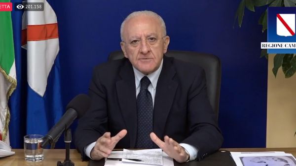 Vincenzo De Luca su Facebook: "Siamo ad un passo dalla tragedia. Campania verso il lockdown per 30-40 giorni"