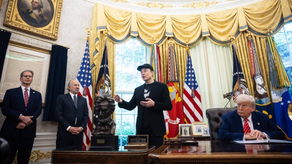 Volano schiaffi alla Casa Bianca. Rissa tra Musk e Bessent prima della lite con Trump