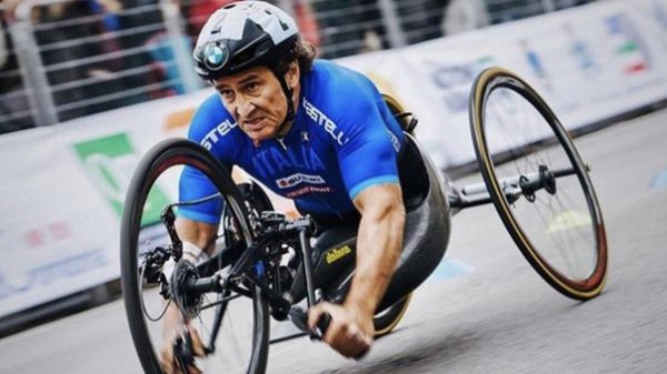 Alex Zanardi, continuano le indagini, in un video l'atleta ha le mani sui manubri dell'handbike