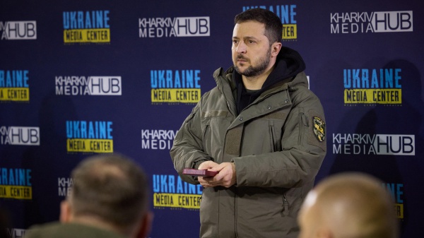 Zelensky a Washington, primo viaggio da inizio guerra. Missili Patriot e 1,8 miliardi di aiuti