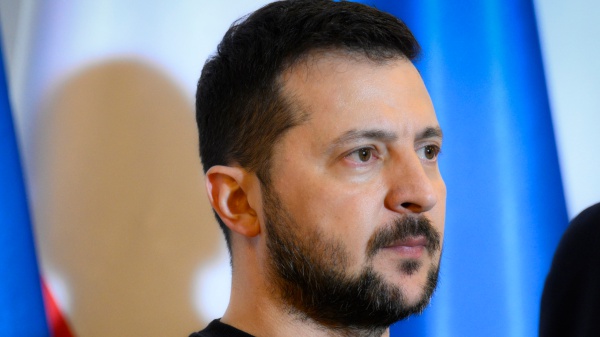 Zelensky all’Aja, il leader ucraino chiede un tribunale speciale per processare Putin
