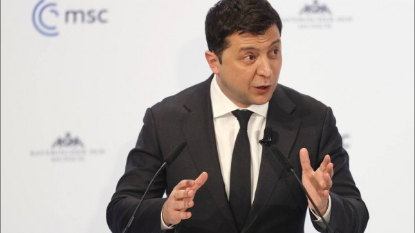 Zelensky, difenderemo il Paese con o senza partner. Berlino e Parigi richiamano i connazionali