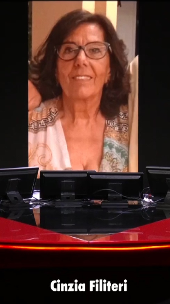Vai alla pagina  Cinzia Filiteri Al concerto di Cesare Cremonini, il 13 giugno a Imola, una signora nel pubblico ha cantato per tutto il tempo le canzoni del'artista leggendo i testi scritti a mano su un quaderno