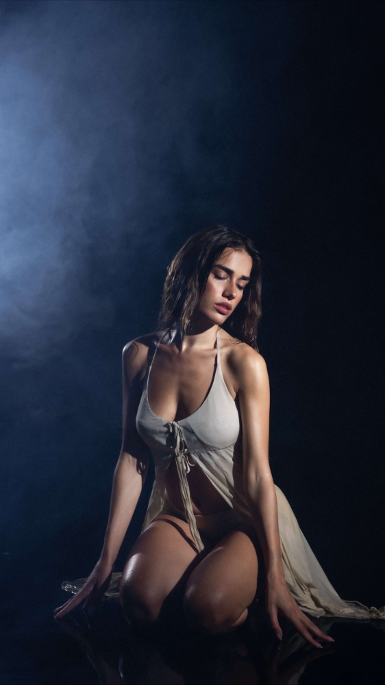 Vai alla pagina Clara presenta il nuovo singolo "Uragani"