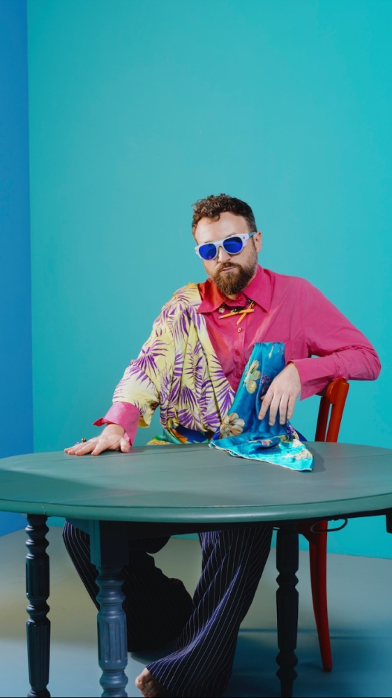 Vai alla pagina Dargen D'Amico ospite in Miseria e Nobiltà in diretta da Sanremo