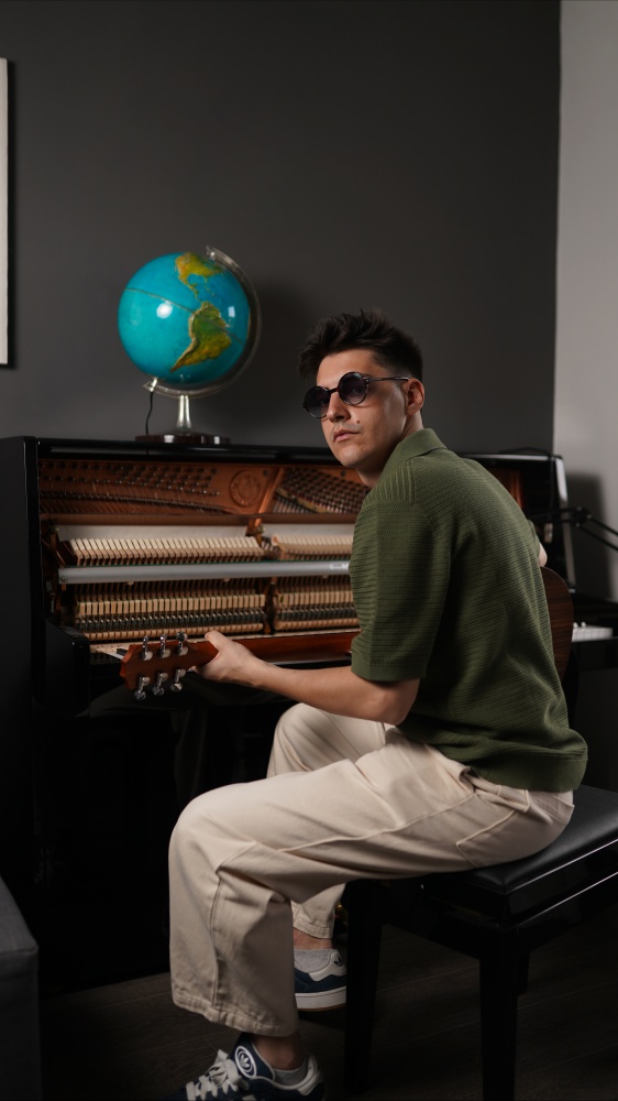 Vai alla pagina Emanuele Aloia ospite a RTL 102.5