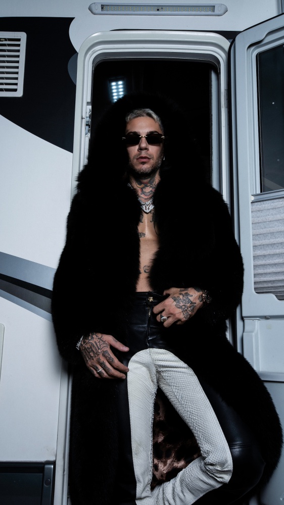 Vai alla pagina Emis Killa; "Il mio nuovo album Musica Triste" Ospite in The Flight, il rapper ha parlato del suo nuovo disco