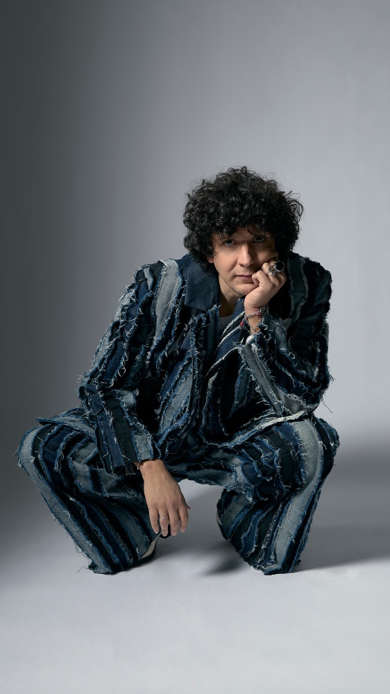 Vai alla pagina Ermal Meta ospite in Miseria e Nobiltà in diretta da Sanremo