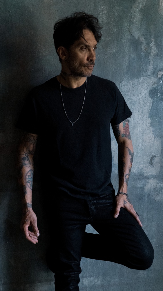 Vai alla pagina Fabrizio Moro: "Vi presento 'Non ho paura di niente'" Ospite in The Flight, il cantautore ha parlato del suo nuovo album