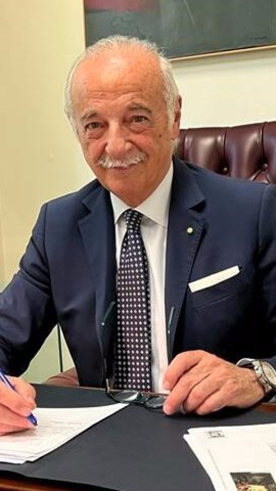 Vai alla pagina Giulio Felloni Parliamo della stagione dei saldi