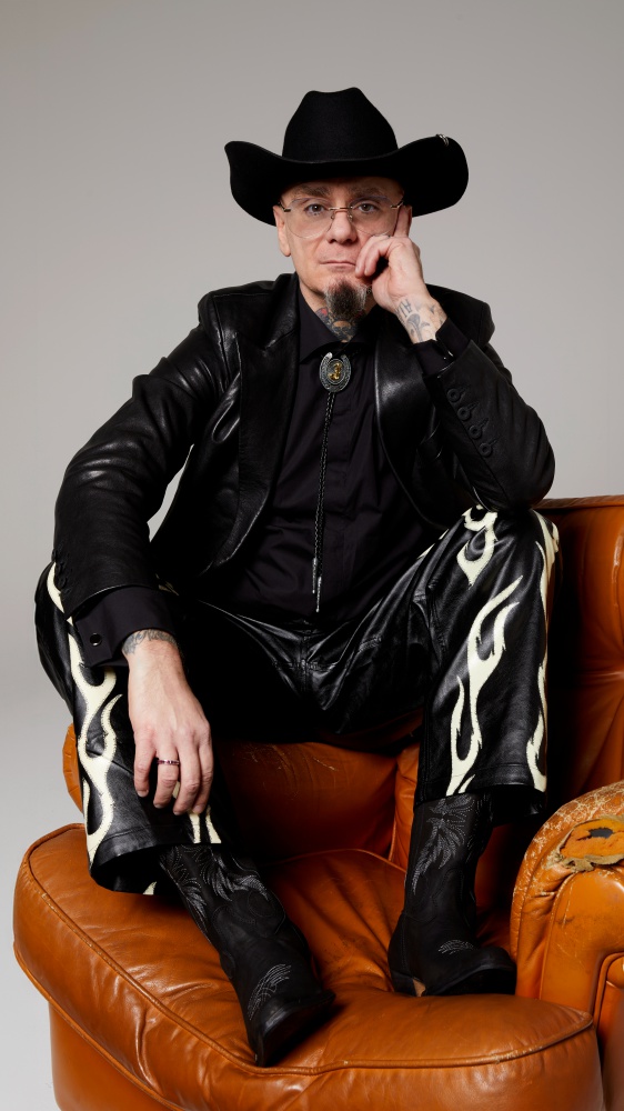 Vai alla pagina J-Ax con Ligera County Fam  ospite in Pop Around The Clock in diretta da Sanremo