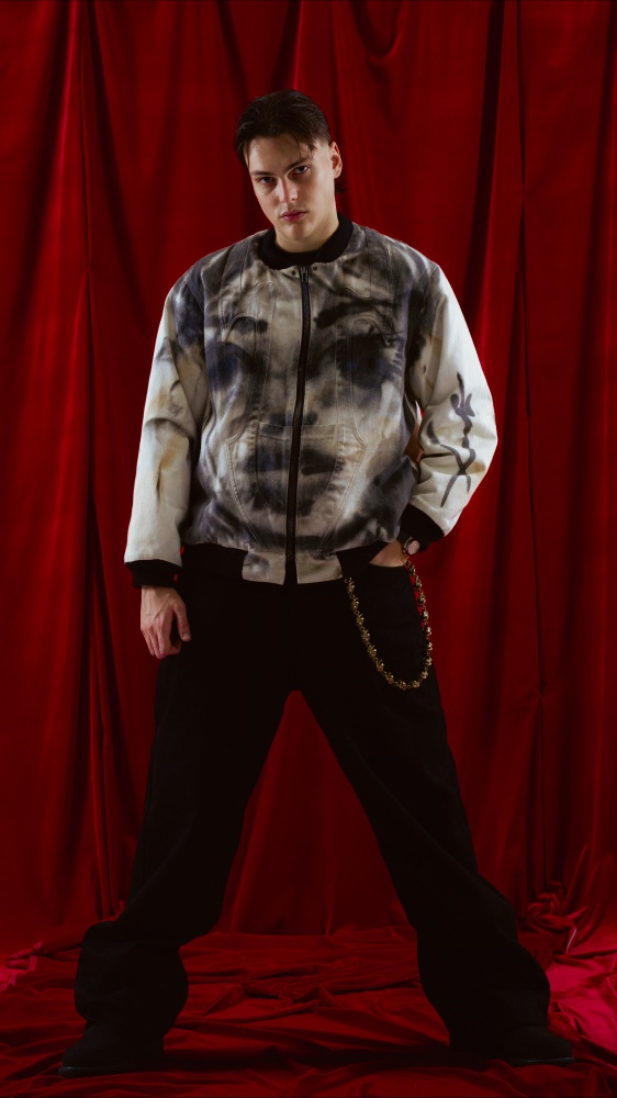 Vai alla pagina Kid Yugi; "Vi presento il mio disco Anche gli eroi muoiono" Il rapper per la prima volta in assoluto ospite in radio, in The Flight