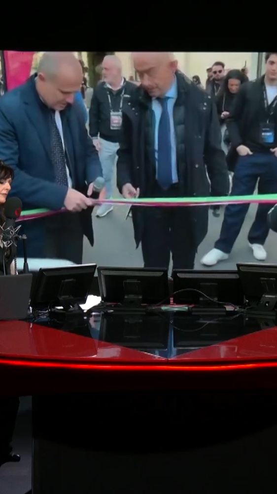 Vai alla pagina La Famiglia Giù Al Nord in diretta da Sanremo Il taglio del nastro al Villaggio Radio