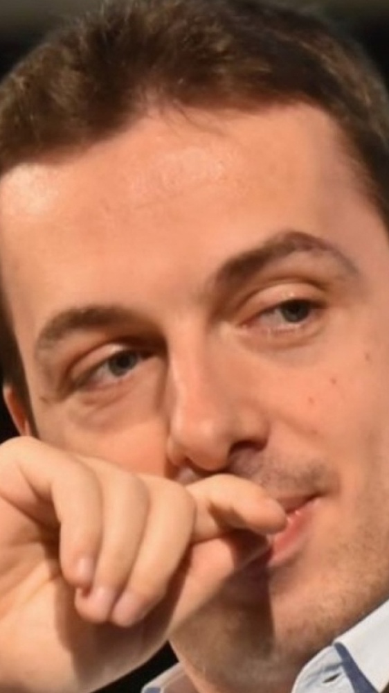Vai alla pagina Leonard Berberi voli aerei estivi