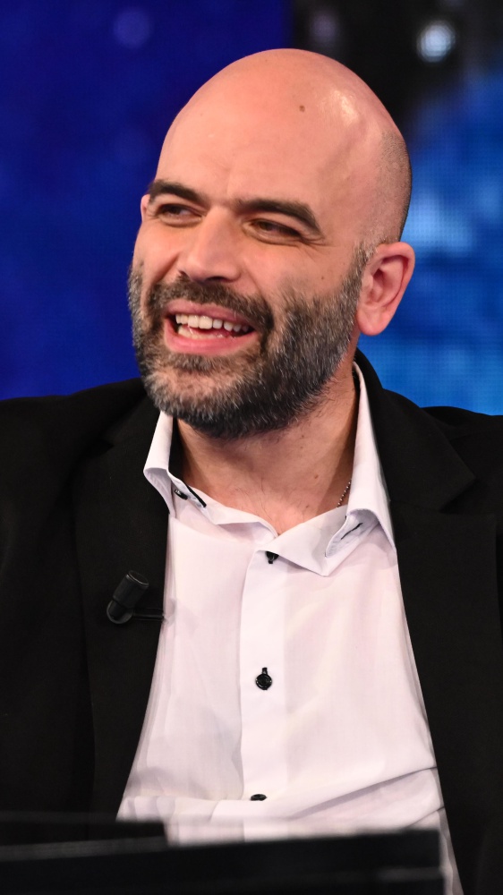 Vai alla pagina Roberto Saviano "L'amore mio non muore" è il suo nuovo libro