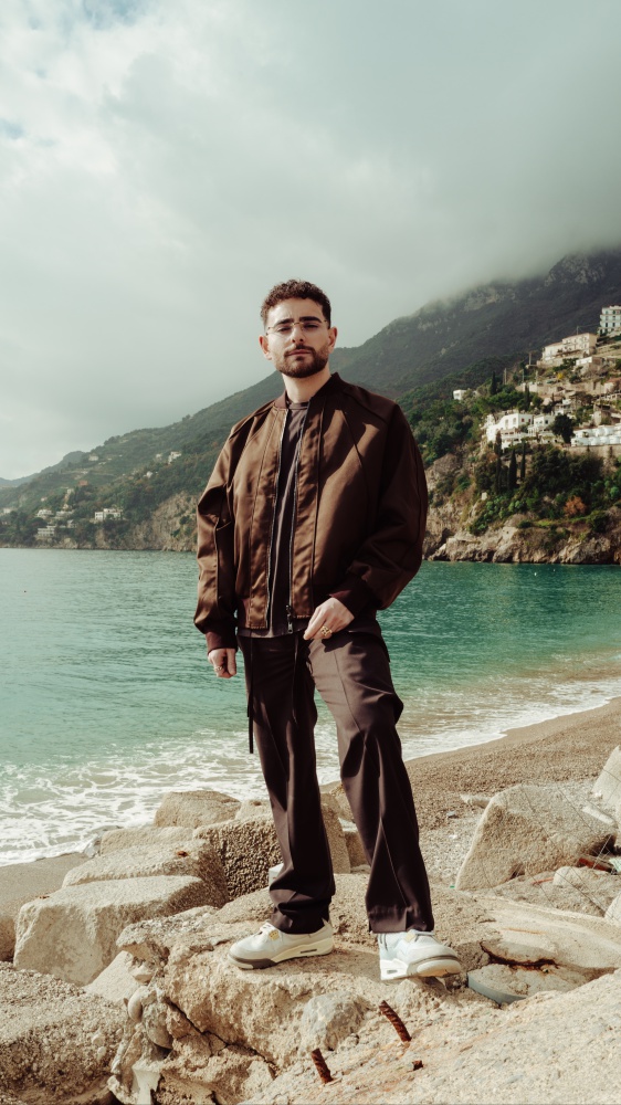 Vai alla pagina Rocco Hunt: "Io, ragazzo di giù" Ospite in The Flight, il cantautore ha presentato il suo nuovo album