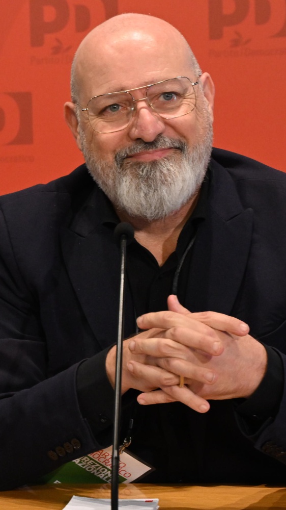 Vai alla pagina Stefano Bonaccini Il giorno dopo la vittoria del no al referendum