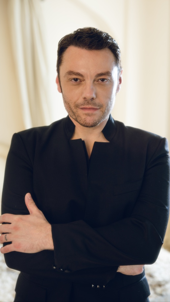 Vai alla pagina Tiziano Ferro: "Vi presento 'Sono un grande'" Ospite in The Flight, il cantautore ha parlato del suo nuovo disco