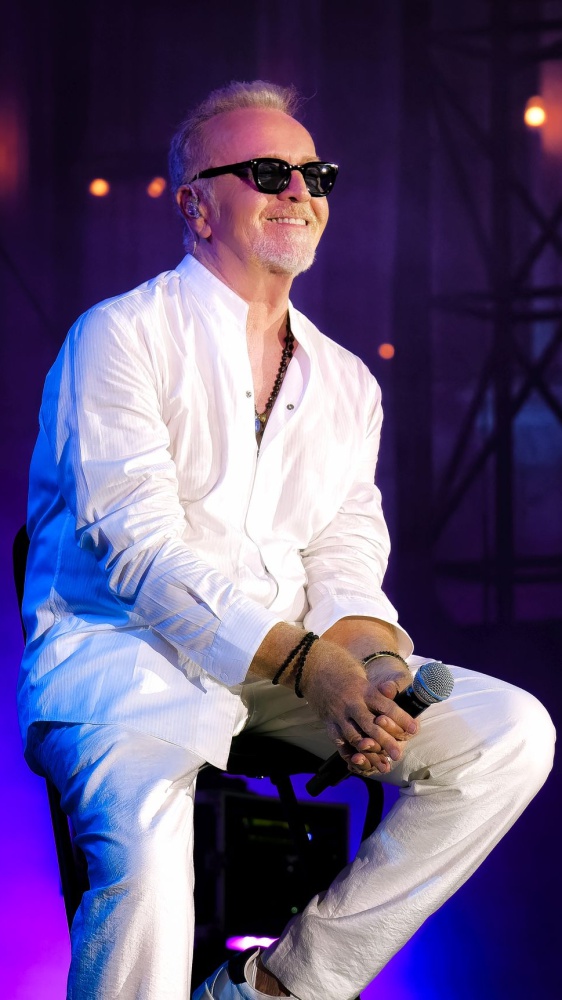 Vai alla pagina Umberto Tozzi "Vi presento L'Ultima Notte Rosa Live"