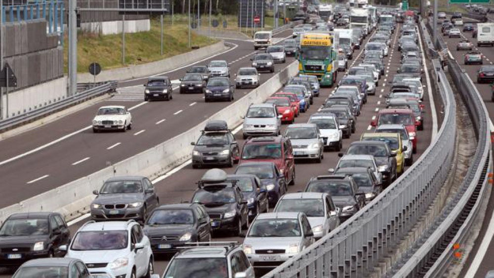 Dal 2035 stop alle auto a benzina e diesel, le navi russe nel Baltico