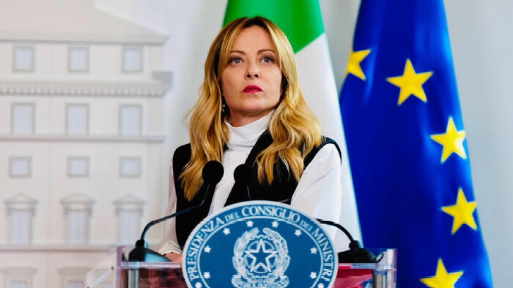 Decreti, insulti e mondane