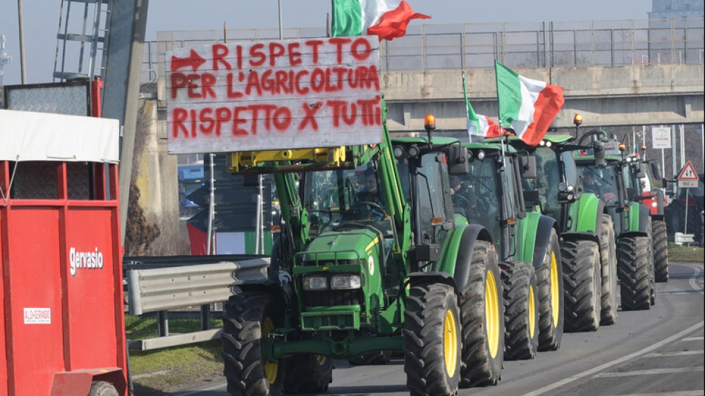 Gli agricoltori verso Roma, allarme bullismo, la guerra in Medio Oriente