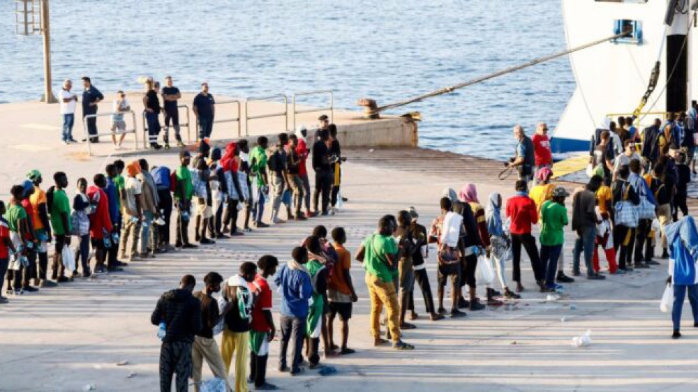 I migranti in Albania, Butti e la banda ultra larga, liberi i fedelissimi di Messina Denaro