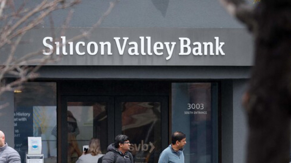 Il crollo della Silicon Valley Bank affonda le borse, i flussi migratori