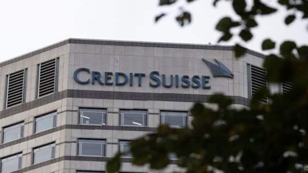 Il crollo di Credit Suisse, la guerriglia tra ultras a Napoli, scontro Meloni-Schlein