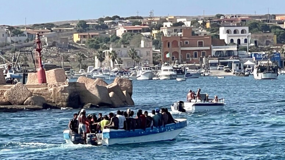 Il piano di urgenza per Lampedusa, il nuovo codice della strada, Mattarella e i migranti