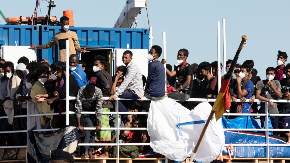 L'allarme immigrazione e le polemiche sul karaoke per Salvini