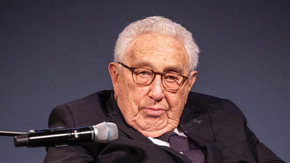 La morte di Henry Kissinger, il caso Cospito, la deroga del mercato tutelato