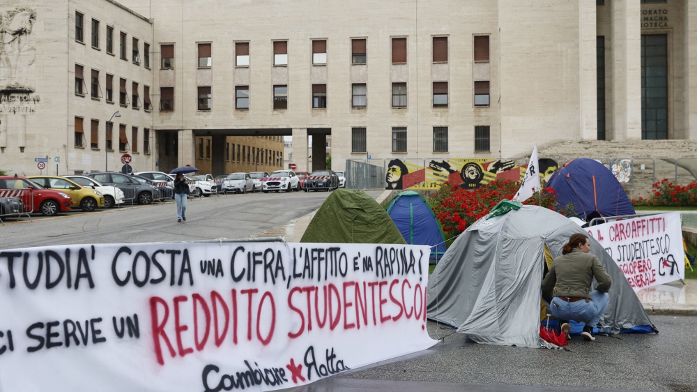 La protesta degli studenti in tenda, l’allarme sulla natalità e la difesa dell’etnia