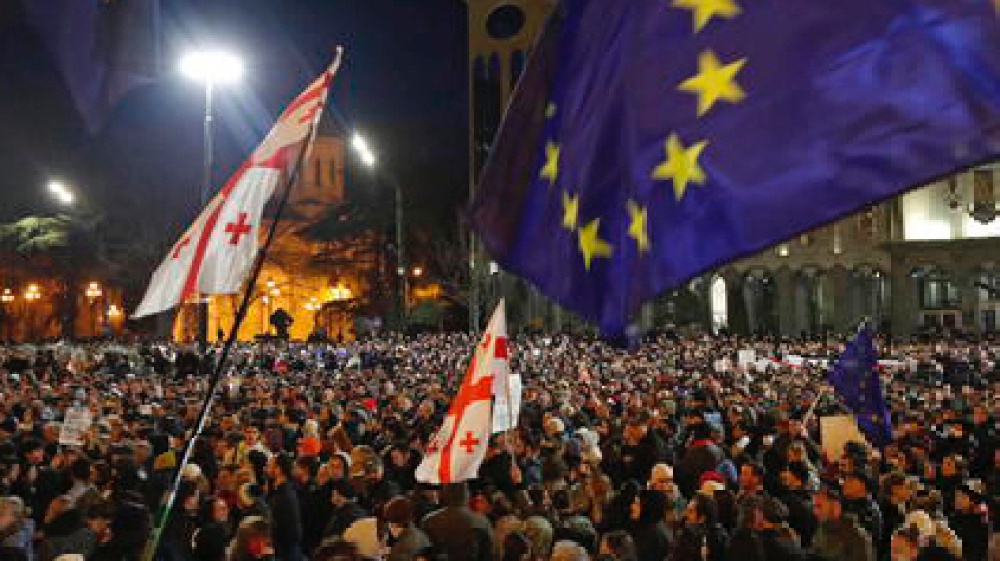 Le proteste in Georgia, Mattarella e la parità per le donne, i tassi BCE