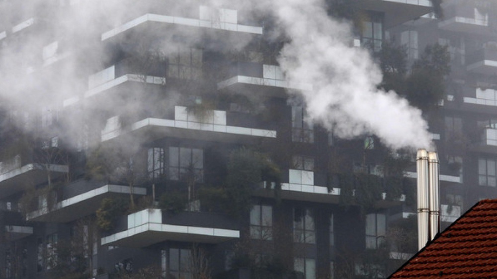 Lo smog nelle città, le regionali in Lombardia, il caso Cospito e l’attualità