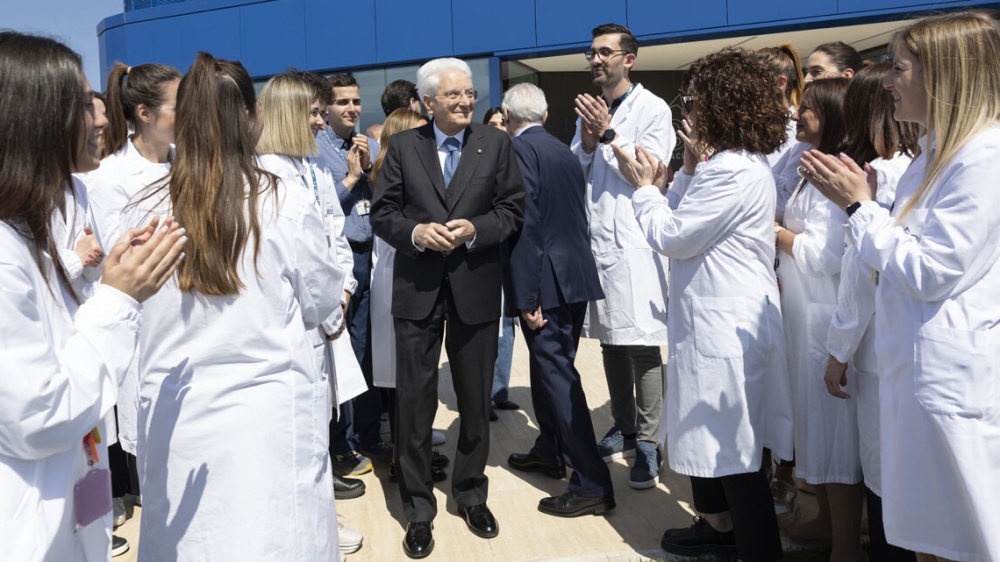 Mattarella e salari, l’effetto Trump in Canada, Amazon e dazi, il black out in Spagna