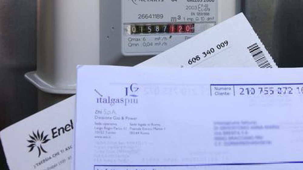 Scendono le bollette del 55%, l’arresto del reporter in Russia, Re Carlo III in Germania