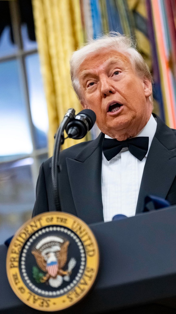 L'Indignato Speciale - Trump vs Europa e la cucina UNESCO 