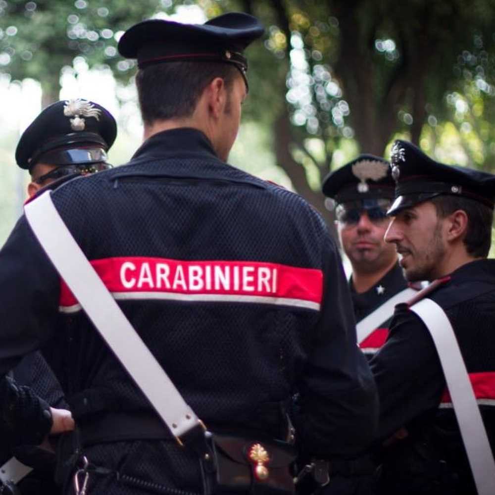 Agguato in ospedale a Napoli, giovane spara nel cortile
