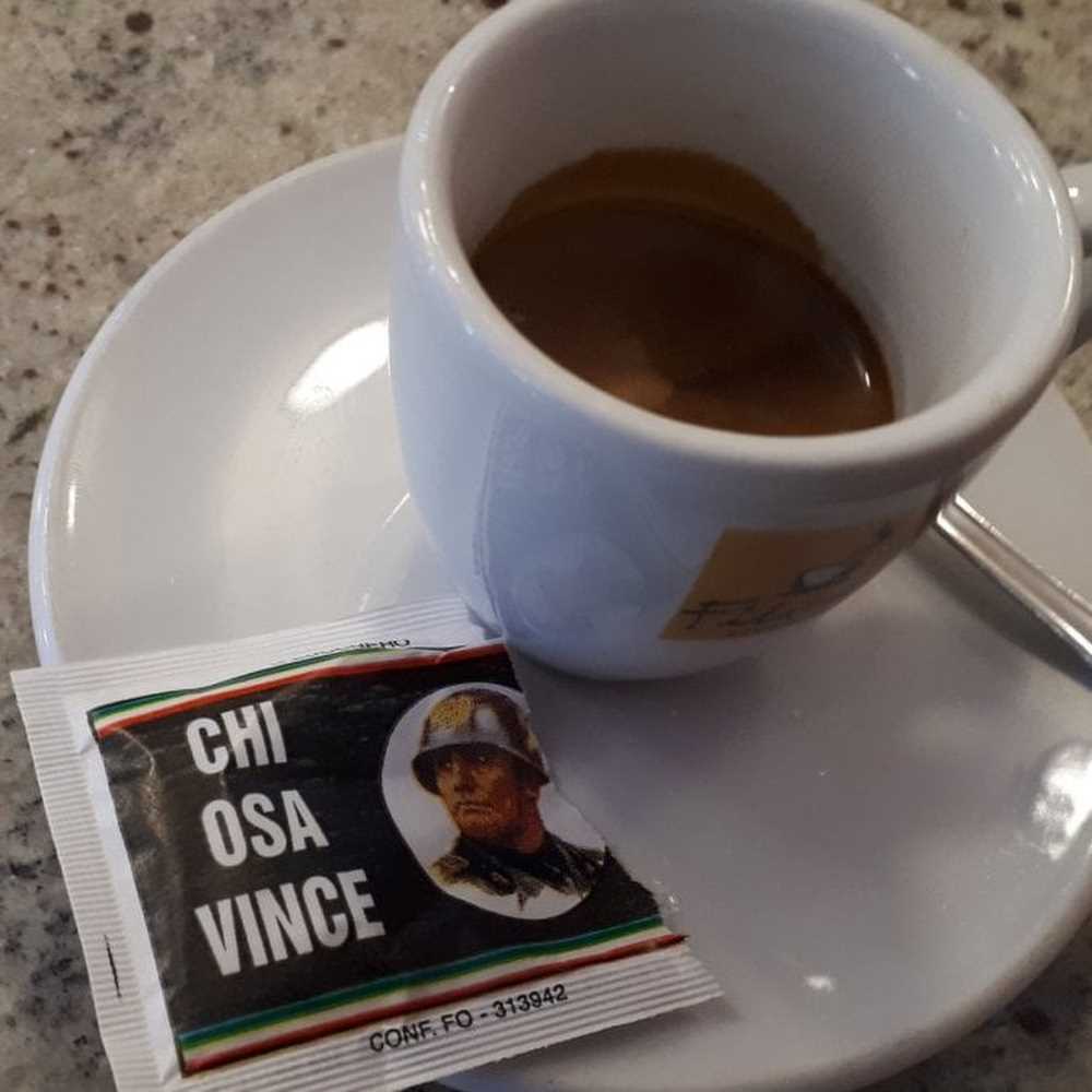 Al bar bustine di zucchero con frasi del Duce nel Bolognese